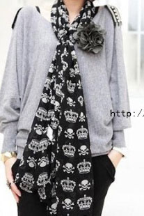 Scarf in black with white crowns and skulls