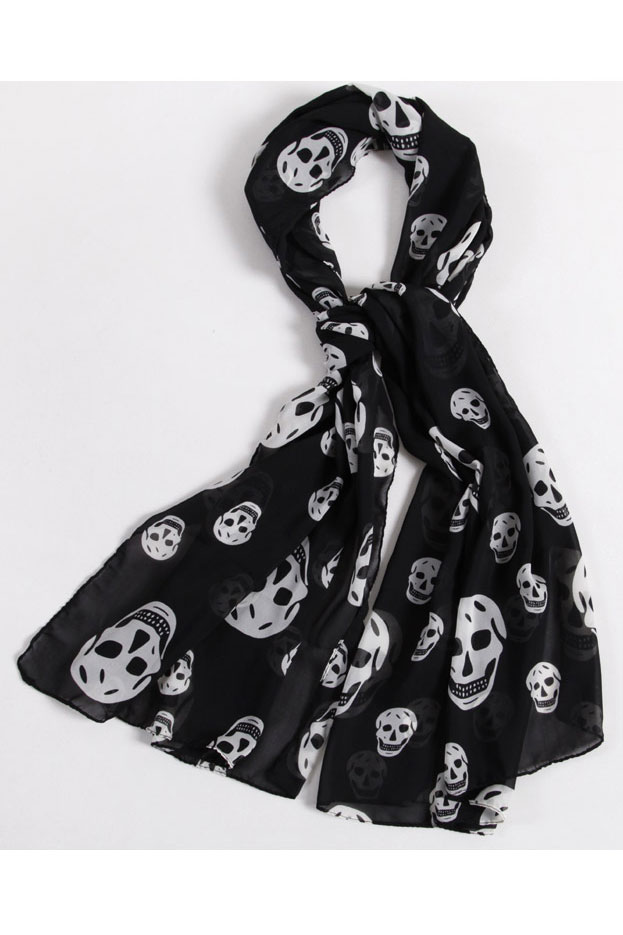 Scarf in black with white skulls