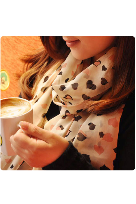 Scarf in beige with hearts pattern
