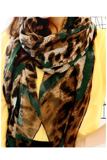 Scarf with leopard pattern and green lines