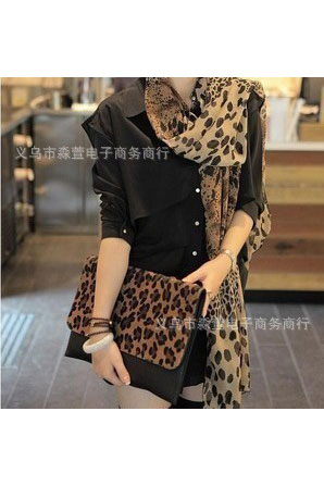 Scarf with mixed color of leopards pattern