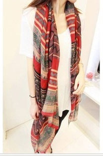 Scarf in red with geometrical pattern