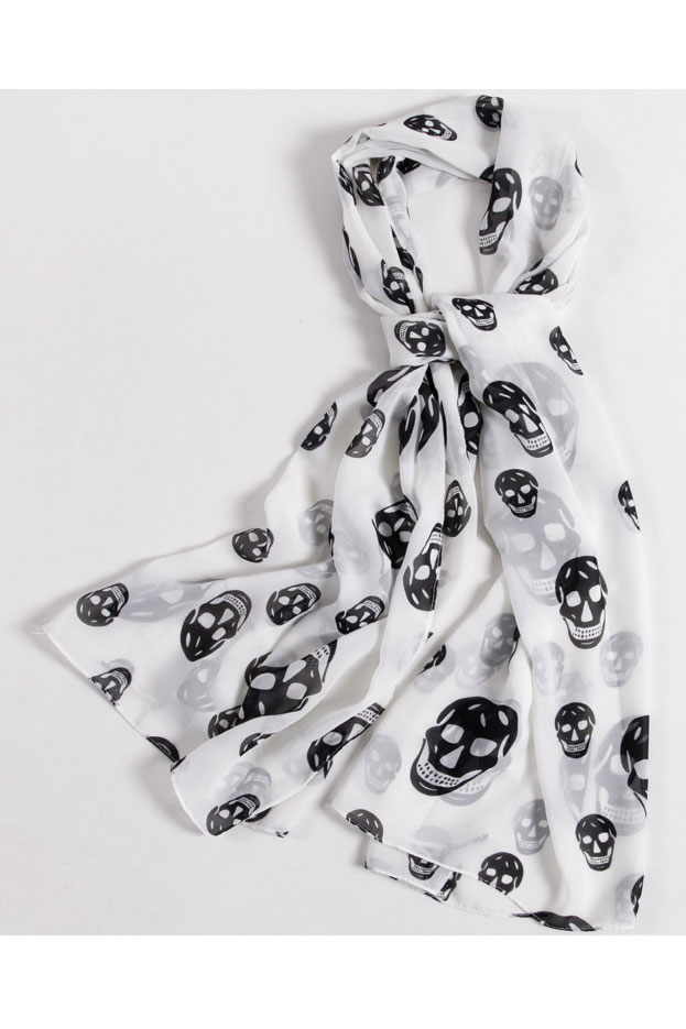 Scarf in white with black skulls