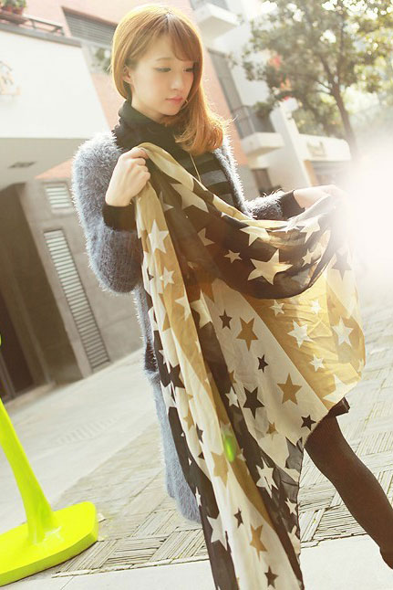 Scarf with stars pattern