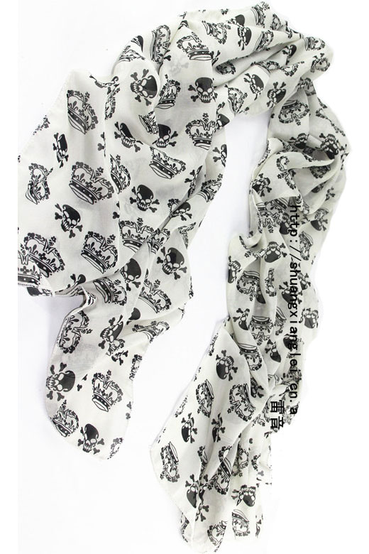 Scarf in white with black crowns and skulls