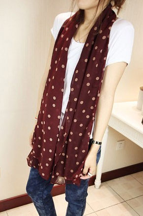 scarf in wine color with pink dots